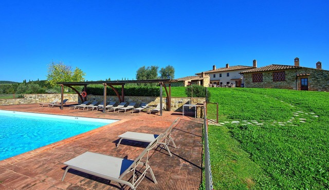 Nice apartment for 2 people with pool, A/C, TV and panoramic view, close to Siena