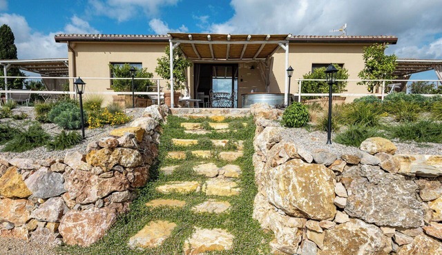 Nice apartment in villa for 2 guests with private pool, WIFI, A/C, TV, terrace and panoramic view