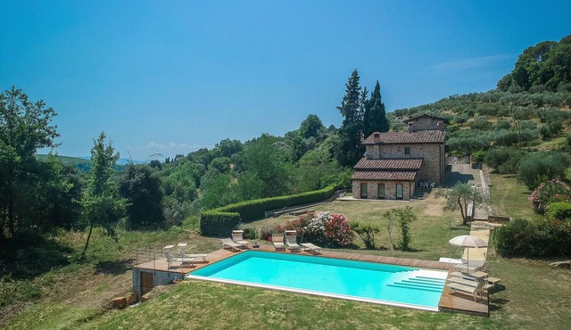 Nice apartment in villa with WIFI, A/C, pool, TV and pets allowed, close to San Gimignano