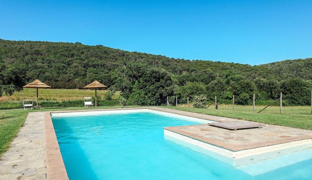 Nice apartment in villa for 4 guests with WIFI, pool, TV, patio and pets allowed
