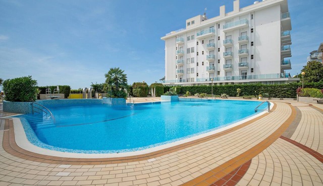Oasis 38: Pool, Private Parking, Steps from the Beach