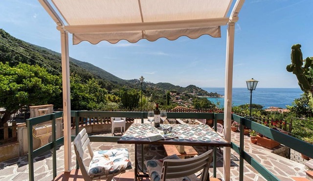 Only 450 meters from Cotoncello Beach, this apartment is located in an extraordinary setting, offering a stunning sea view and the perfect atmosphere for those seeking peace and relaxation.This part of the island remains wild and authentic, characterized