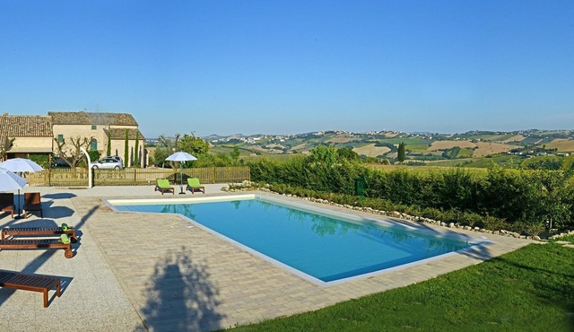 Panoramic Countryside Apartment with Private Pool – Nature & Relaxation in Corridonia