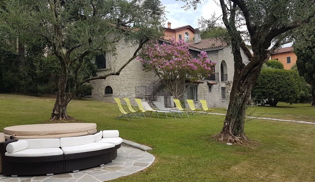 Peaceful Villa With Whirpool And Lake View