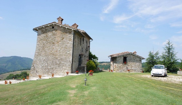 Private Castle & Holiday Villa in Gubbio Umbria, Sleeps 8+, Jacuzzi & Gardens