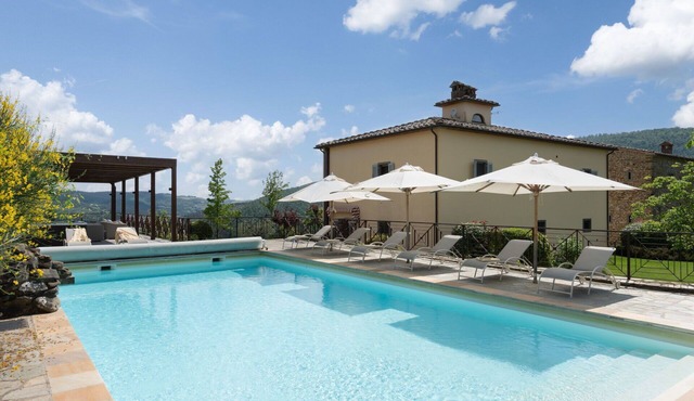 Private Villa with WIFI, A/C, hot tub, private pool, TV, patio, panoramic view, close to Arezzo