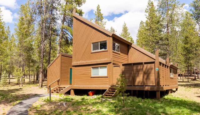 Quiet Cul-De-Sac, Walk to SHARC w/free passes, Hot Tub, AC, Sleeps 13! in Sunriver