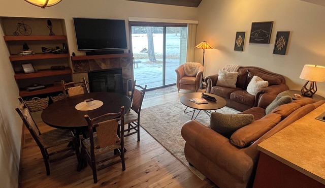 Recently Remodeled Golf Course Condo w/A/C, SHARC Passes, Bikes & Pet Friendly in Sunriver