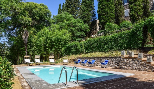 Renovated manor with private garden, private pool and air conditioning