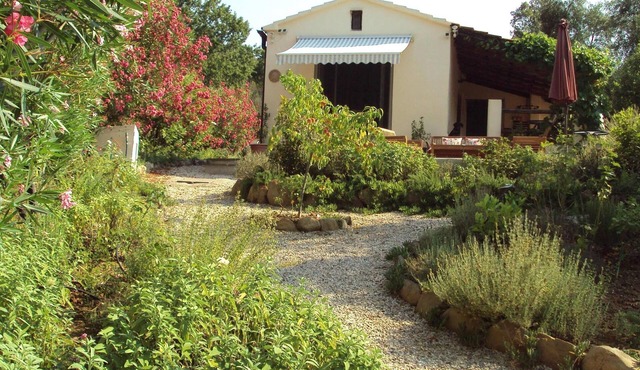 Romantic country house, absolute secluded location, close to the sea, garden, dogs welcome