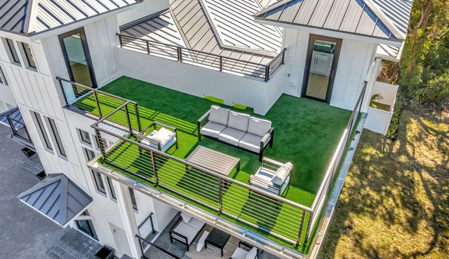 Rooftop, Balcony, Elevator, Fenced Yard! Downtown Lux Townhome in Dunedin