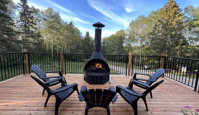 Rustic Cabin with glamour. Private, mature trees & close to provincial park in Ardrossan