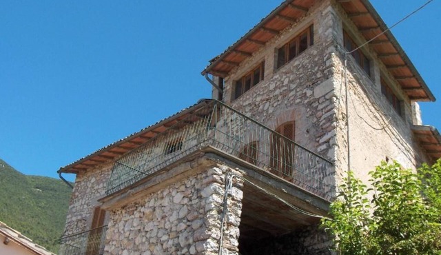 RUSTIC VILLA WITH BEAUTIFUL VIEW OVER THE UMBRIAN VALLEY