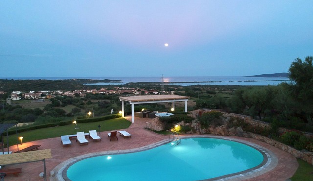Sea View Apartment,5 min from the beach, pool, free wifi, garden, BBQ, relax