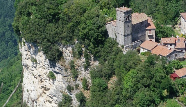 Situated in an authentic Tuscan hilltop village, in Motrone