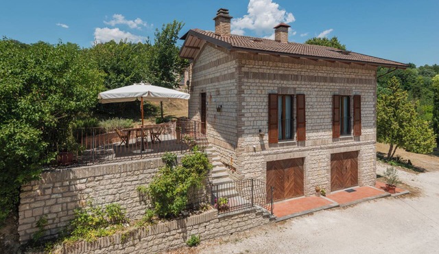 Small villa with a big garden and a big swimming pool - Sassoferrato in Sassoferrato