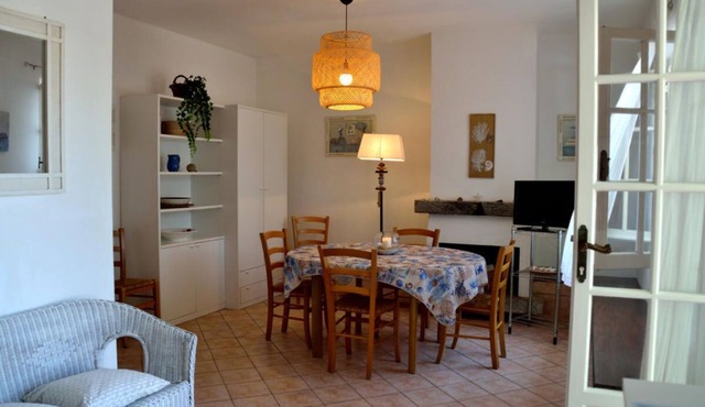 Spacious and bright apartment within walking distance of the beach