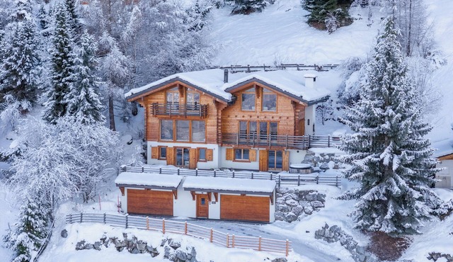 Splendid chalet with sauna, Jacuzzi and breathtaking views for 12 people