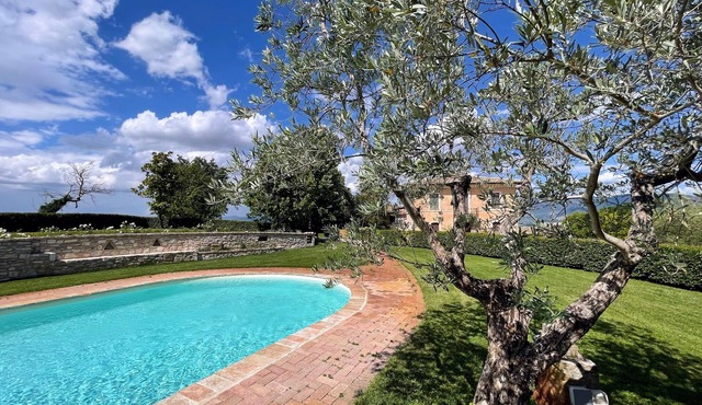 Spoleto Tranquilita sleeps 20 with Wifi Pool Yoga Studio Gardens and Views