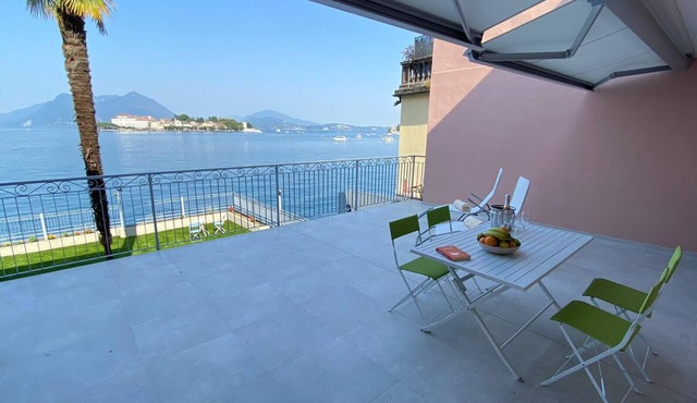 Stone apartment with lake view in Baveno