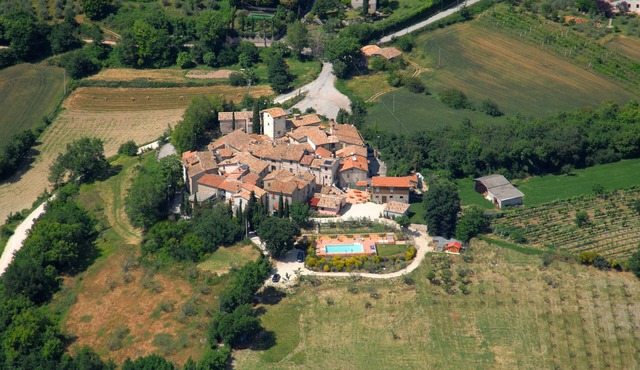Stone house with swimming pool, free wi-fi internet.