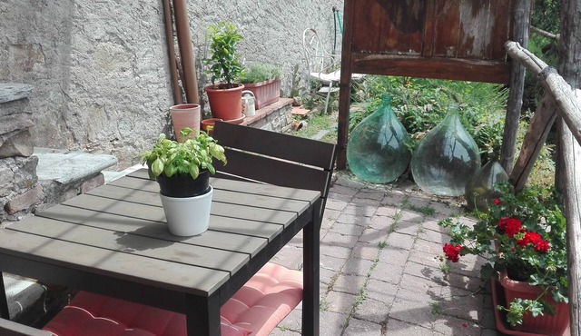 Stone Rustico with garden in ancient village, Tuscany Exclusive whirlpool in Boveglio