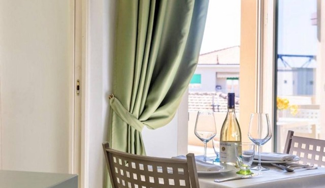 Studio apartment of approximately 20 m2 composed of a living room with kitchenette equipped with 2 induction hobs, small fridge, sink,satellite TV and sofa.Sleeping area separated by sliding door with double bed, bathroom with shower without window.Air c