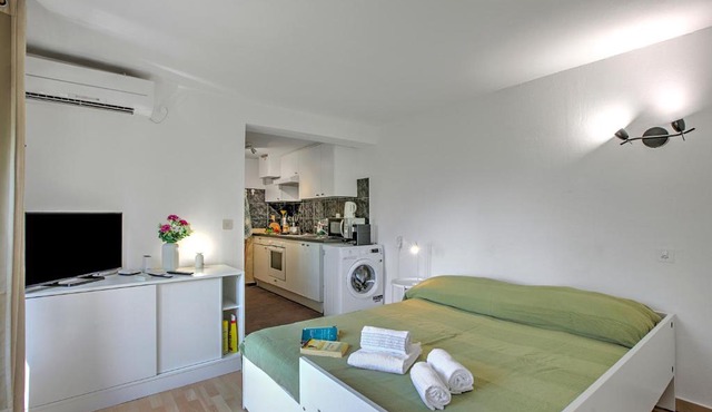 Studio w/Panoramic view, Shared Pool, Garden & Terrace - Happy Rentals