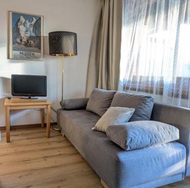 Studio with balcony, Niesen view & free parking near Interlaken, Thunersee & Blausee