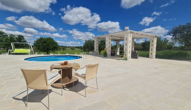Stunning exclusive Villa with Pool surrounded by nature, pets allowed in Putignano