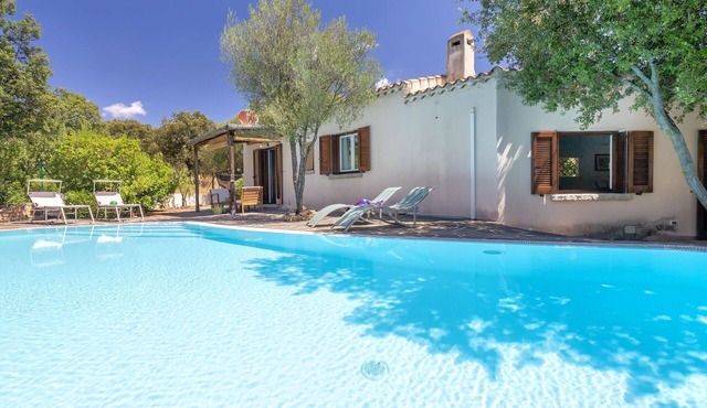 Stunning private villa for 4 guests with WIFI, A/C, private pool, TV and patio