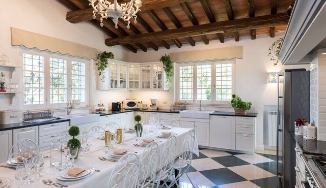 Stunning private villa with A/C, sauna, WIFI, hot tub, TV, patio, panoramic view and parking