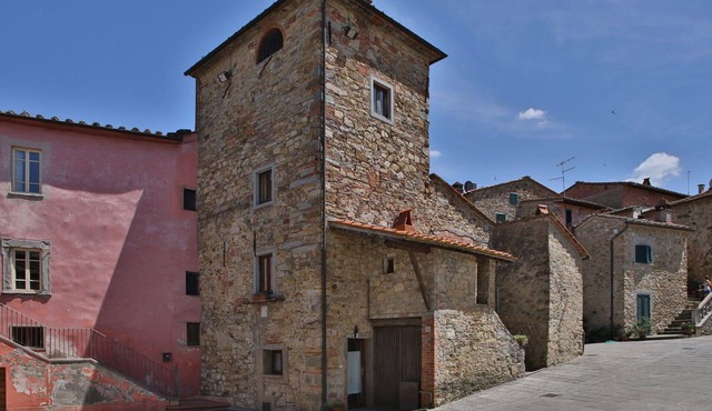 Stunning private villa for 2 guests with A/C, hot tub, WIFI, TV and pets allowed, close to Arezzo