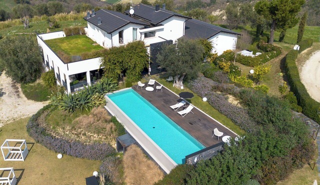 Stunning private villa for 10 people with A/C, WIFI, private pool, TV, terrace and pets allowed in Controguerra