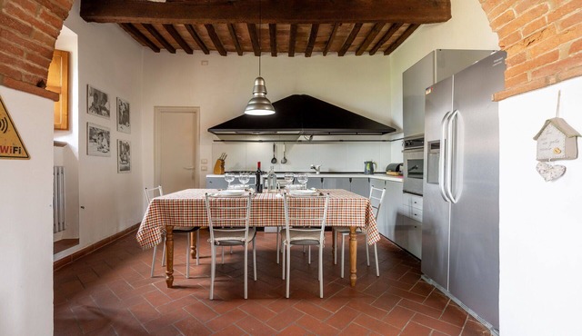 Stunning private villa with A/C, WIFI, TV, veranda and pets allowed, close to Montepulciano