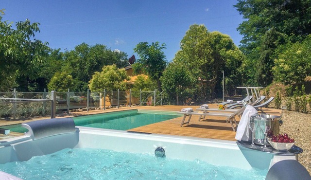 Stunning private villa for 12 people with A/C, private pool, WIFI, hot tub and TV