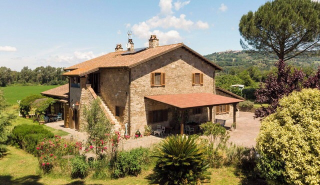 Stunning private villa for 8 people with WIFI, private pool, A/C, patio and pets allowed in Orte