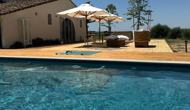 Stunning private villa for 14 guests with private pool, WIFI, A/C, close to Cortona