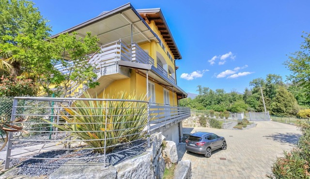 Sunflower Terrace: Duplex for 4, Walk to Lake + Parking, Leggiuno, Italy
