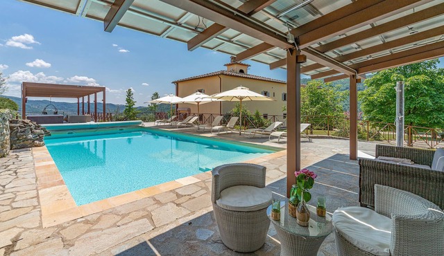 This beautiful and characteristic villa with outbuildings is the ideal solution for your vacation in