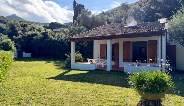 This charming detached cottage is the ideal place for those who want to spend a relaxing holiday sur