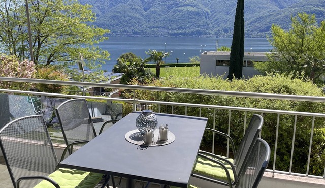 This well-maintained apartment is situated in an attractive location near the ce