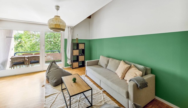 Tranquil, Spacious Flat: 10' to Lake & Downtown