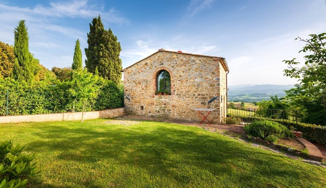 TUSCAN COTTAGE WITH PRIVATE GARDEN AND PANORAMIC POOL. 1 KM WALK TO THE VILLAGE.