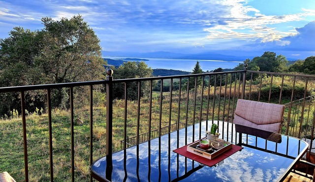 Vacation Home La Perla del Lago-All the comfort of your own home with a lake view!