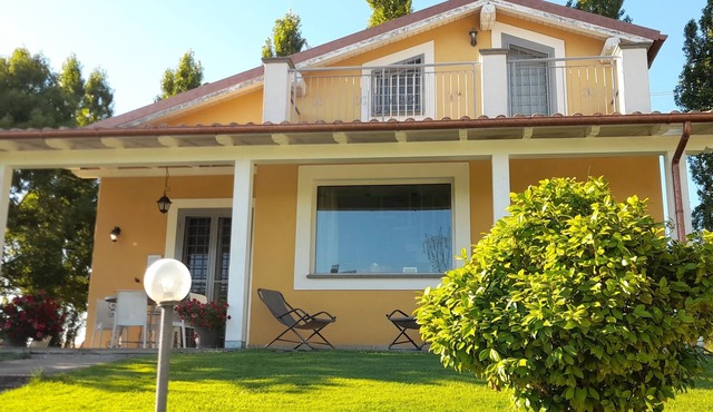 Villa 4 km. from the center of Bracciano and the lake, holiday homes approved