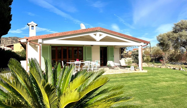 Villa 'Alzoni' with Mountain View, Wi-Fi and Air Conditioning