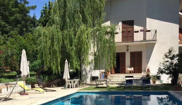 Villa Cecilia, a villa with swimming pool just steps from Rome