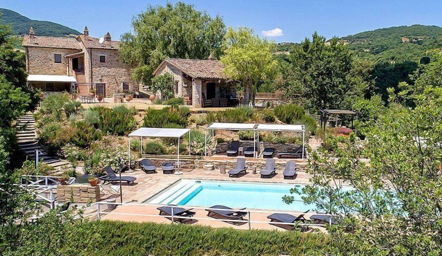 Villa Cenobio D: A characteristic and welcoming apartment that is part of an ancient country house made of stone, with Free WI-FI.