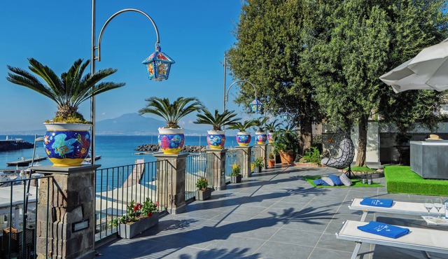 Villa de Luca - terrace with jacuzzi by the sea